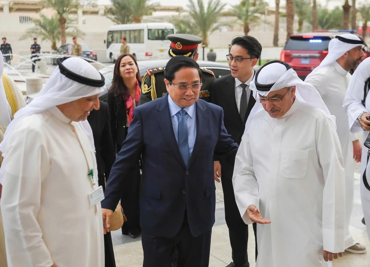 PM Pham Minh Chinh visits Kuwait Fund, discusses strategic projects